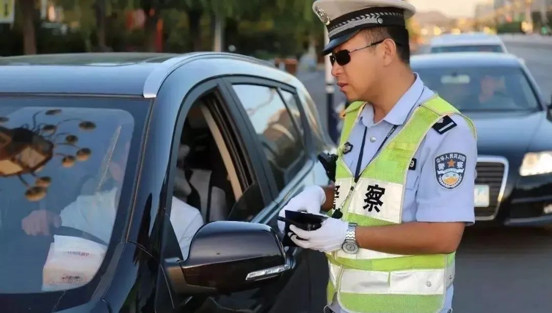 交通警察和警务辅助人员执行职务15条铁律，违者重罚！ 
